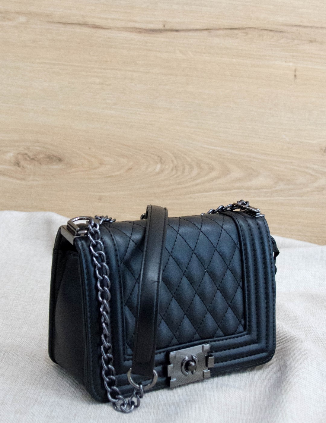 Γυναικείο μαύρο καπιτονέ τσαντάκι ανθρακί αλυσίδα P68581 φωτογραφία